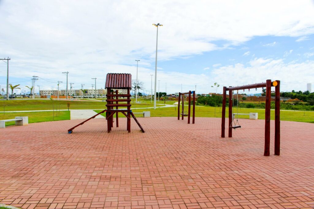 ambiente verde externo com playground para crianças em um bairro planejado